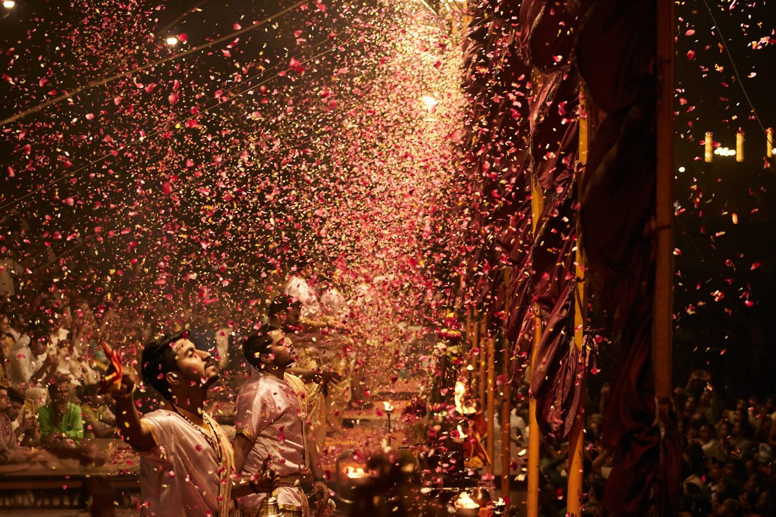 Ganga Aarti in India, bloemblaadjes in de lucht